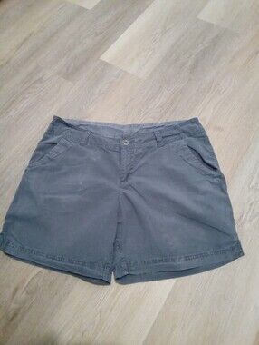 Columbia Size 10 Women's Gray Chino Style Outdoor Bermuda Shorts